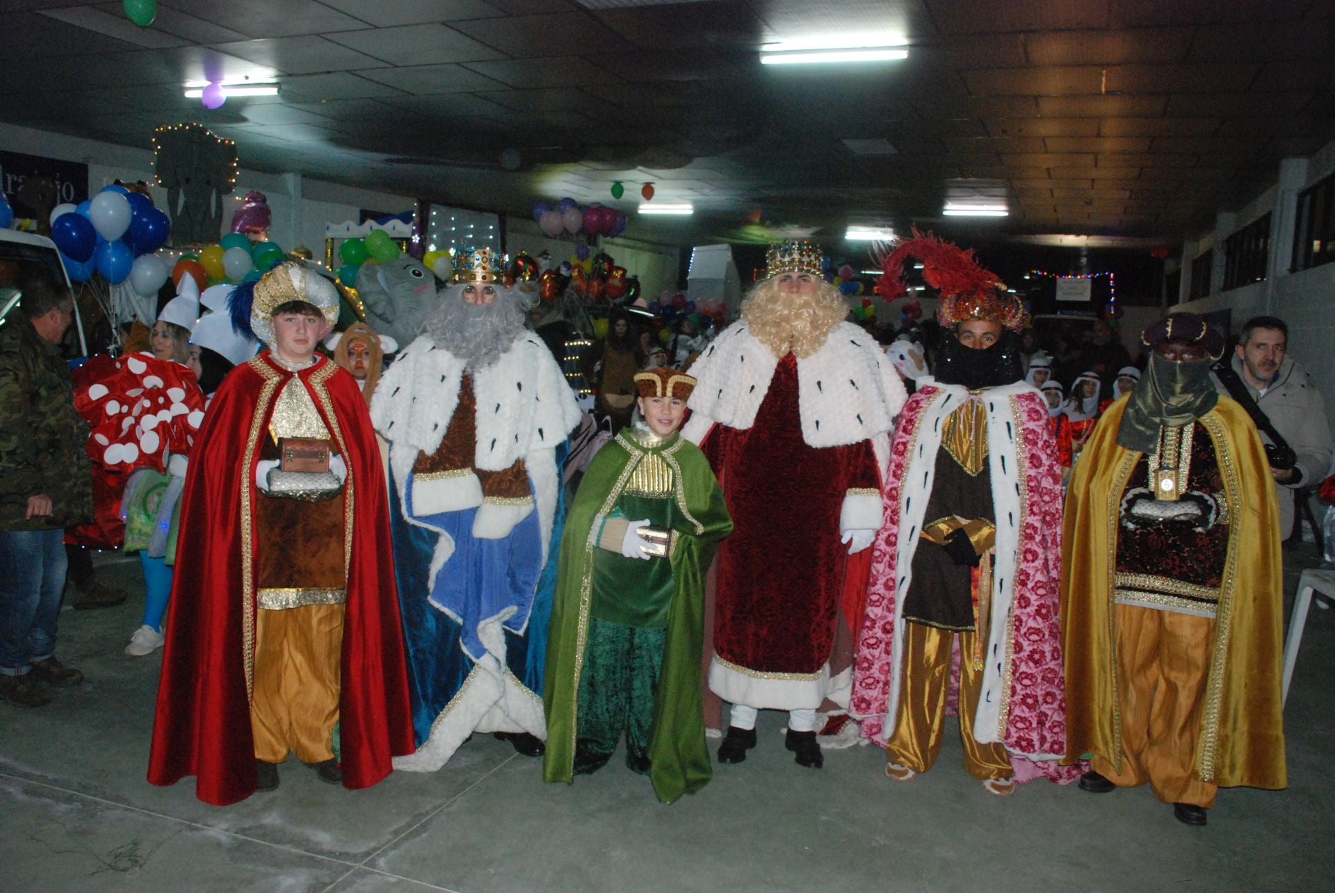 Imagen principal - El intenso frío no puede con la ilusión de la cabalgata de Reyes