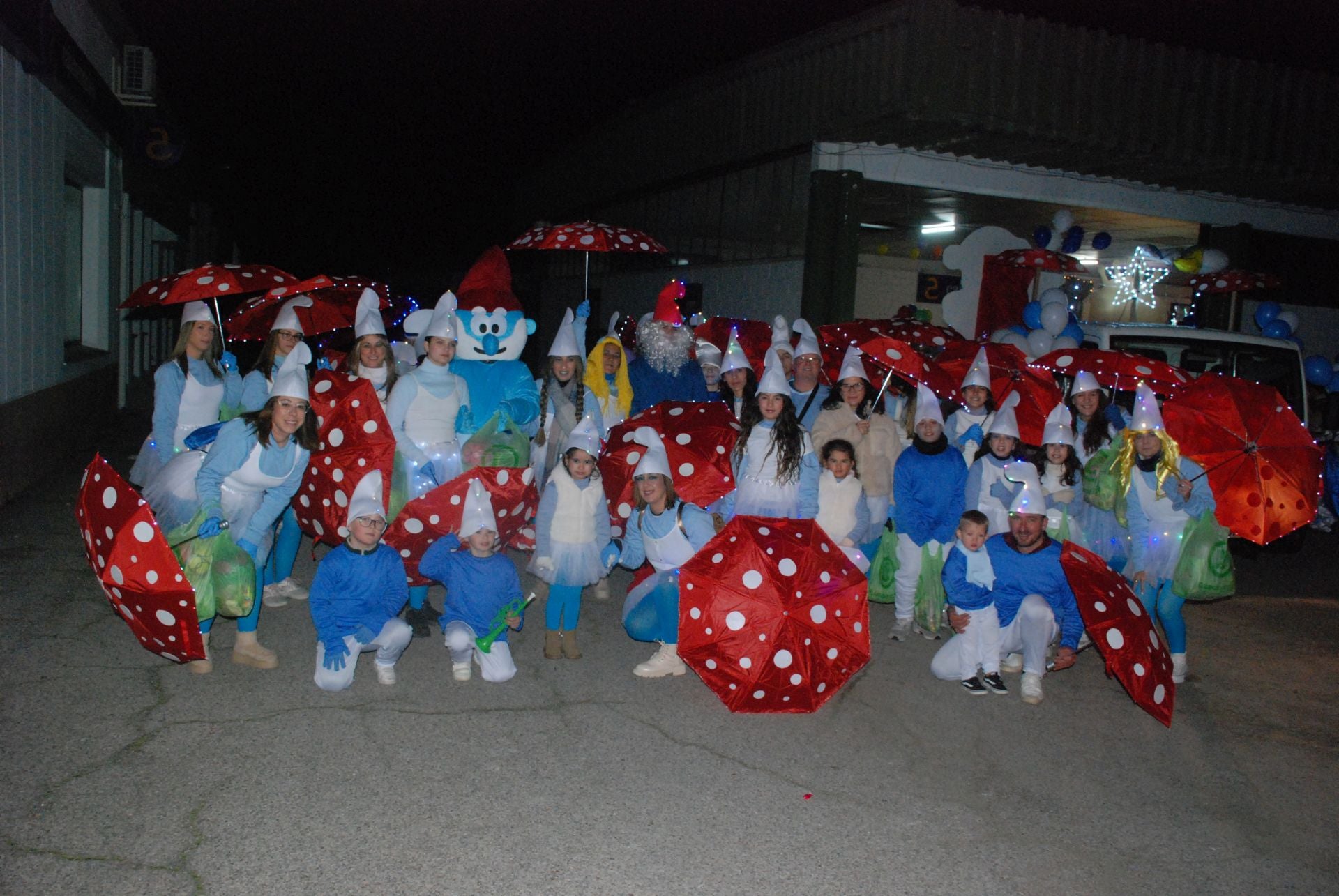 Imagen secundaria 1 - El intenso frío no puede con la ilusión de la cabalgata de Reyes