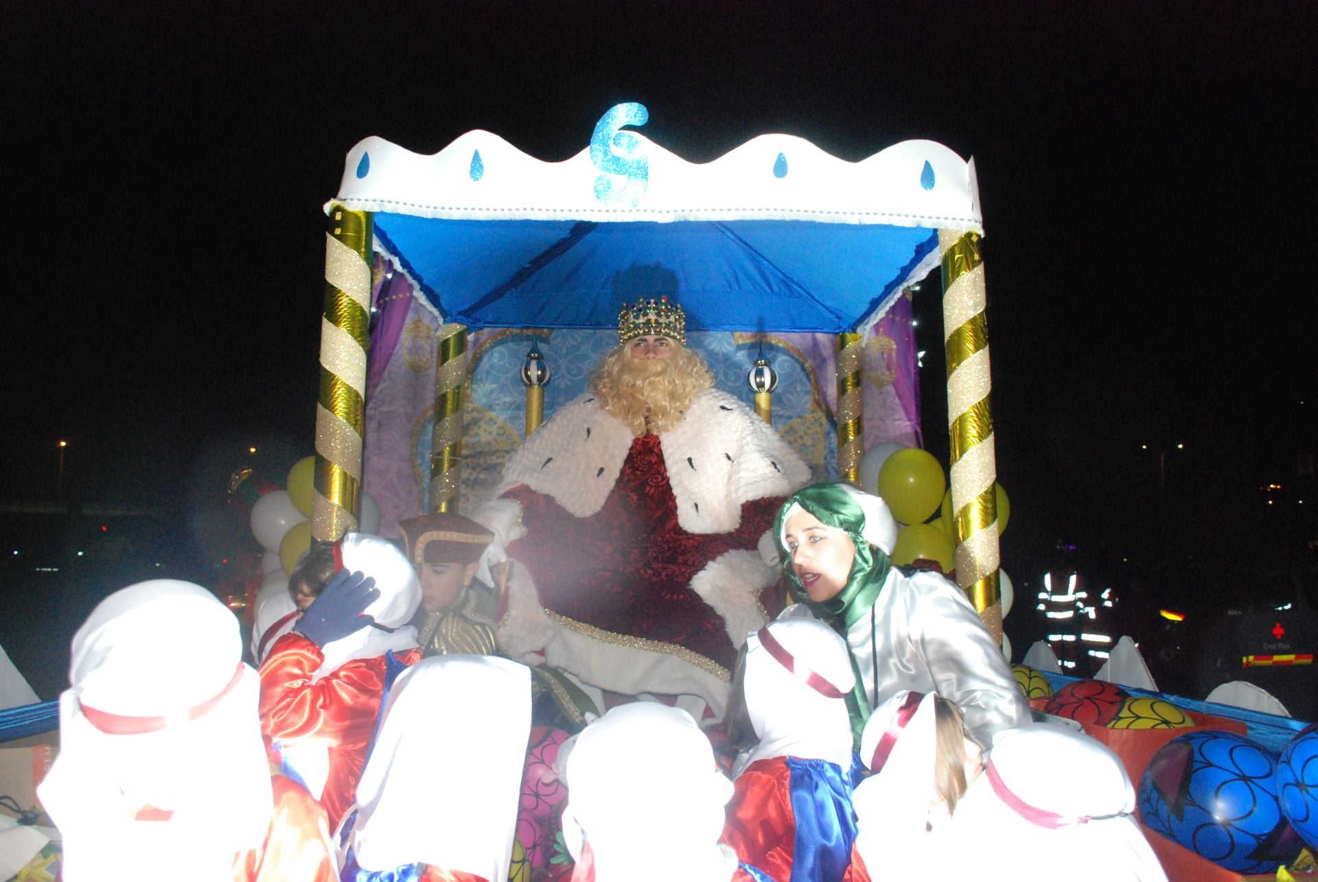 Imagen secundaria 1 - El intenso frío no puede con la ilusión de la cabalgata de Reyes