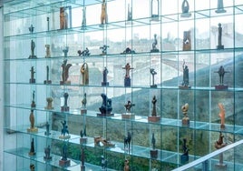 Algunas de las piezas en la cristalera del Palacio.