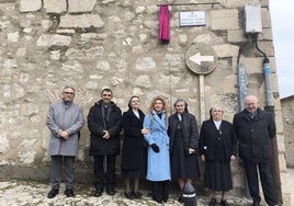 Momento del descubrimiento de la placa conmemorativa con las autoridades.