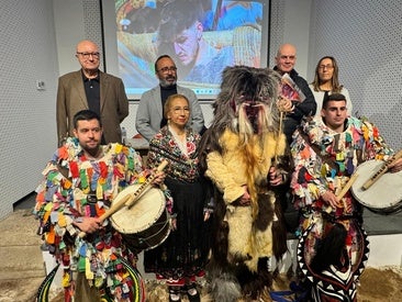 Diputación edita el libro 'Raíces', un viaje por la antropología cacereña