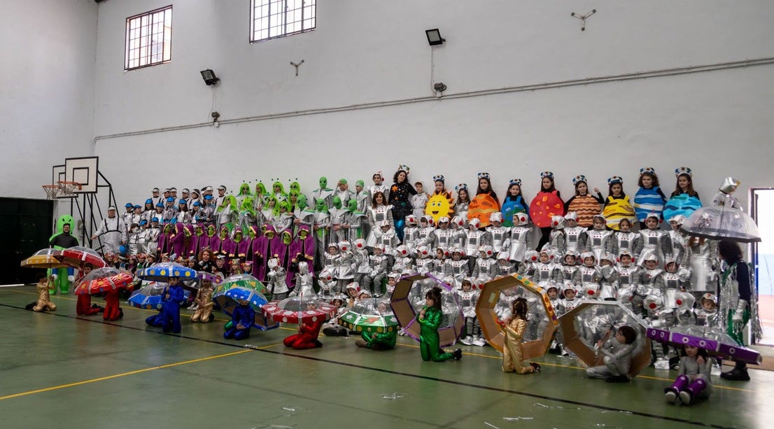 El colegio María de la Paz Orellana va de 'Trujillo a la Luna' en su desfile de Carnaval