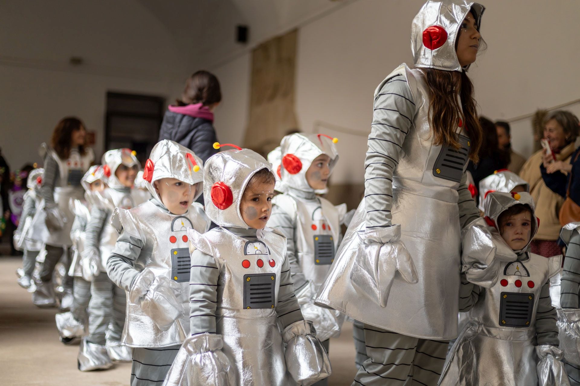 El colegio María de la Paz Orellana va de 'Trujillo a la Luna' en su desfile de Carnaval