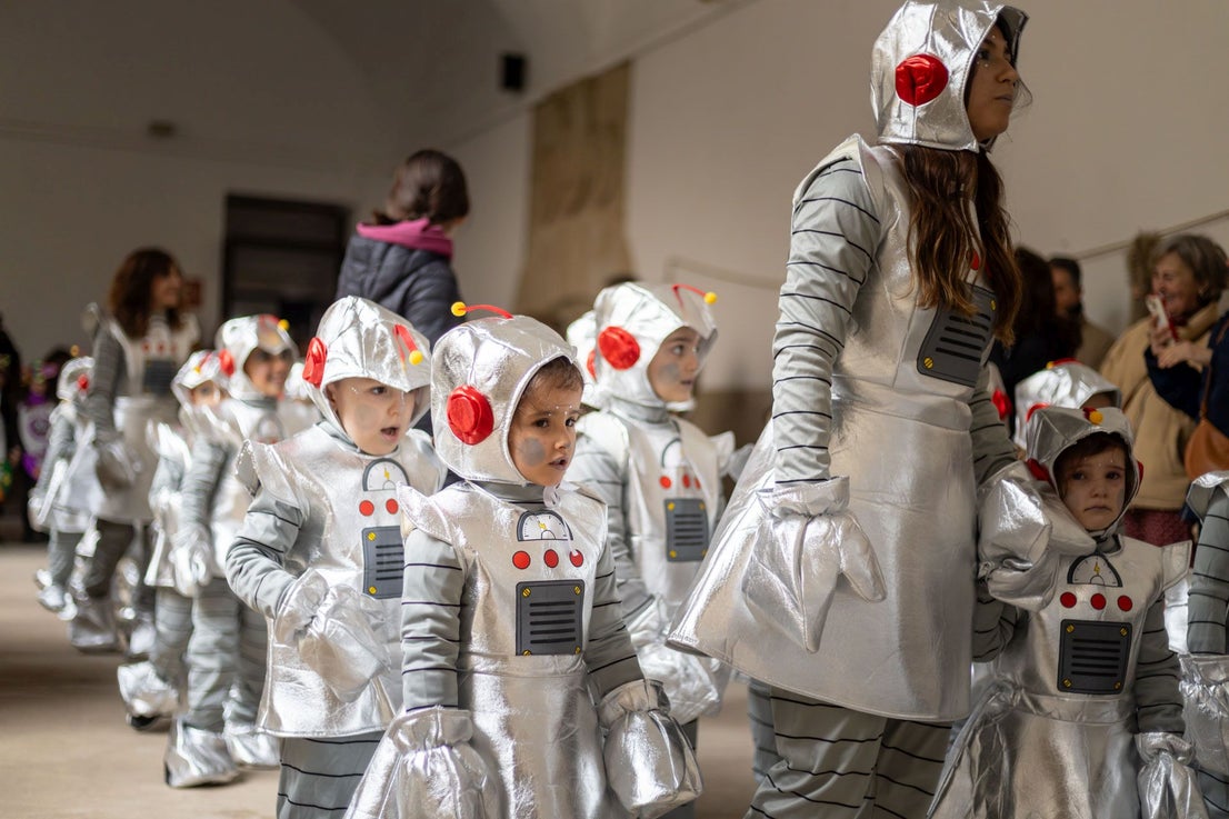 El colegio María de la Paz Orellana va de 'Trujillo a la Luna' en su desfile de Carnaval