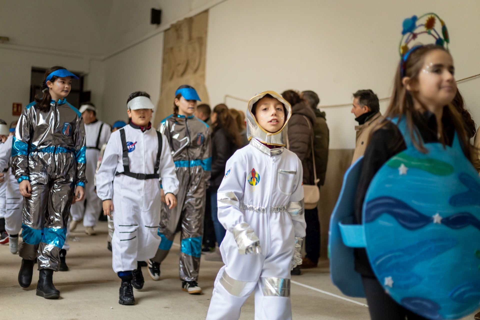 El colegio María de la Paz Orellana va de 'Trujillo a la Luna' en su desfile de Carnaval
