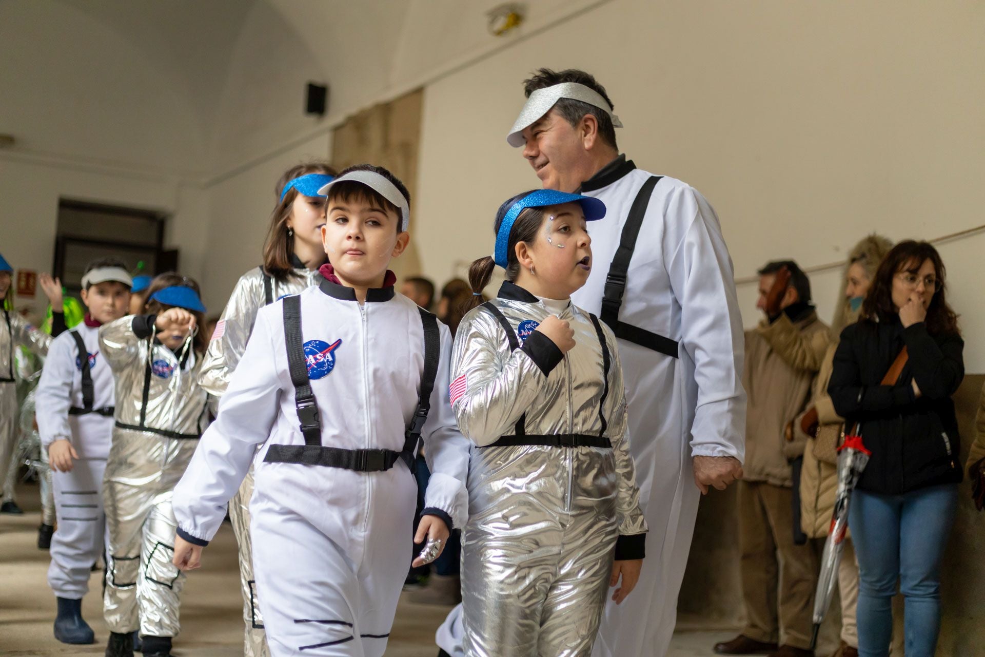 El colegio María de la Paz Orellana va de 'Trujillo a la Luna' en su desfile de Carnaval