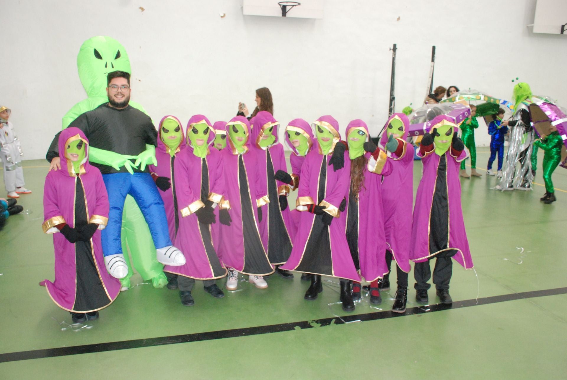 El colegio María de la Paz Orellana va de 'Trujillo a la Luna' en su desfile de Carnaval