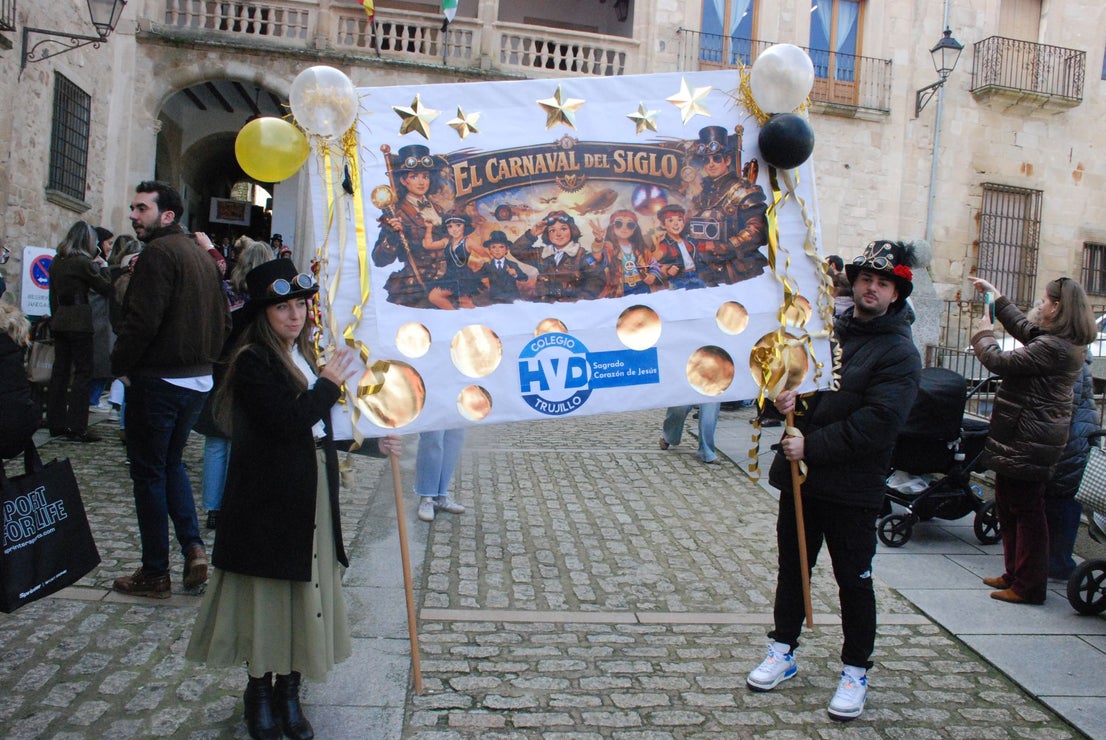 El Sagrado Corazón de Jesús lleva a cabo un desfile basado en 'El Carnaval del Siglo'