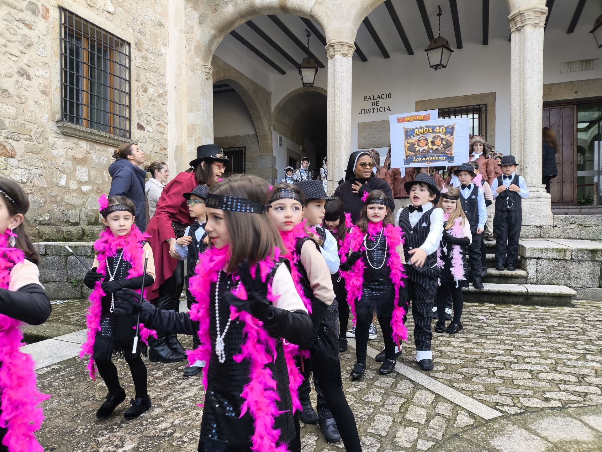 El Sagrado Corazón de Jesús lleva a cabo un desfile basado en 'El Carnaval del Siglo'