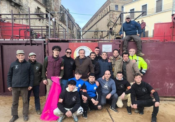 Integrantes de la Asociación Encierros Carnavales Plaza Mayor, junto a la placa dedicada a Juan Luis Salcedo.