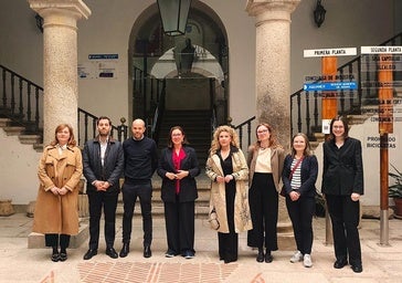 La consejera y la alcaldesa, junto con la delegación europea en el Ayuntamiento.