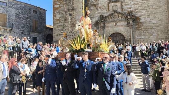 La Burrina sale en procesión arropada por numeroso público