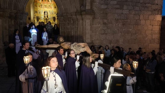 El Vía Crucis por la parte antigua, con gran aceptación, vuelve a marcar el Lunes Santo