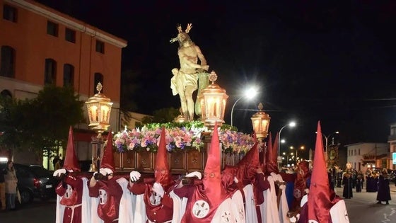 La ciudad vive uno de sus días grandes de Semana Santa con dos procesiones y 'La setencia a muerte'