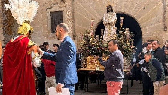 Lectura de la sentencia a muerte, con el Cristo Cautivo y ante decenas de personas