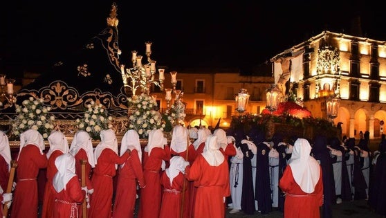 Las procesión del Santo Entierro y la del Silencio marcan la jornada del Viernes Santo
