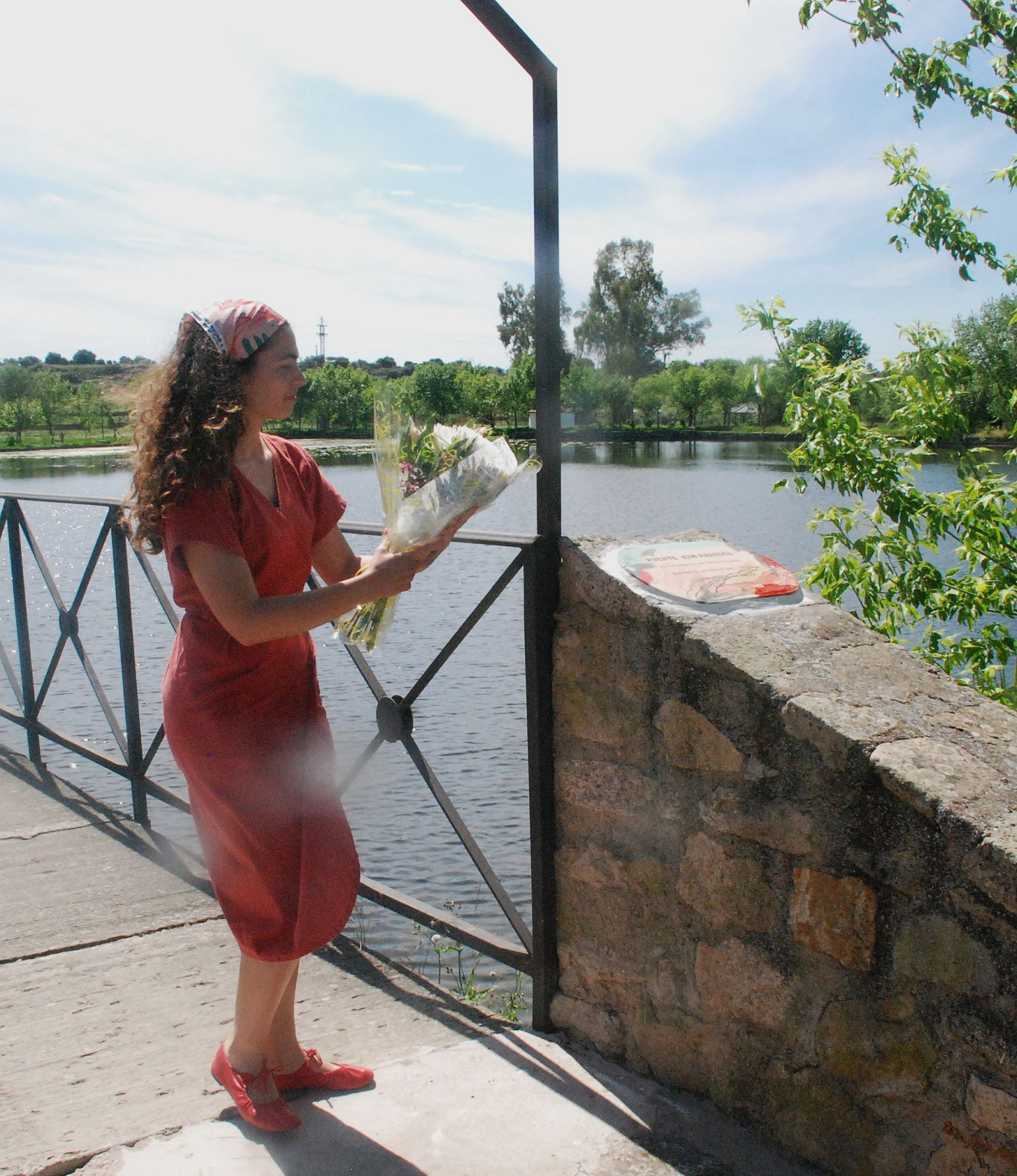Imagen secundaria 2 - Un emotivo homenaje a Kin Paredes reúne a decenas de personas en 'su' puente de San Lázaro