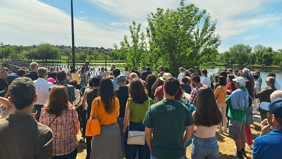 Un emotivo homenaje a Kin Paredes reúne a decenas de personas en 'su' puente de San Lázaro