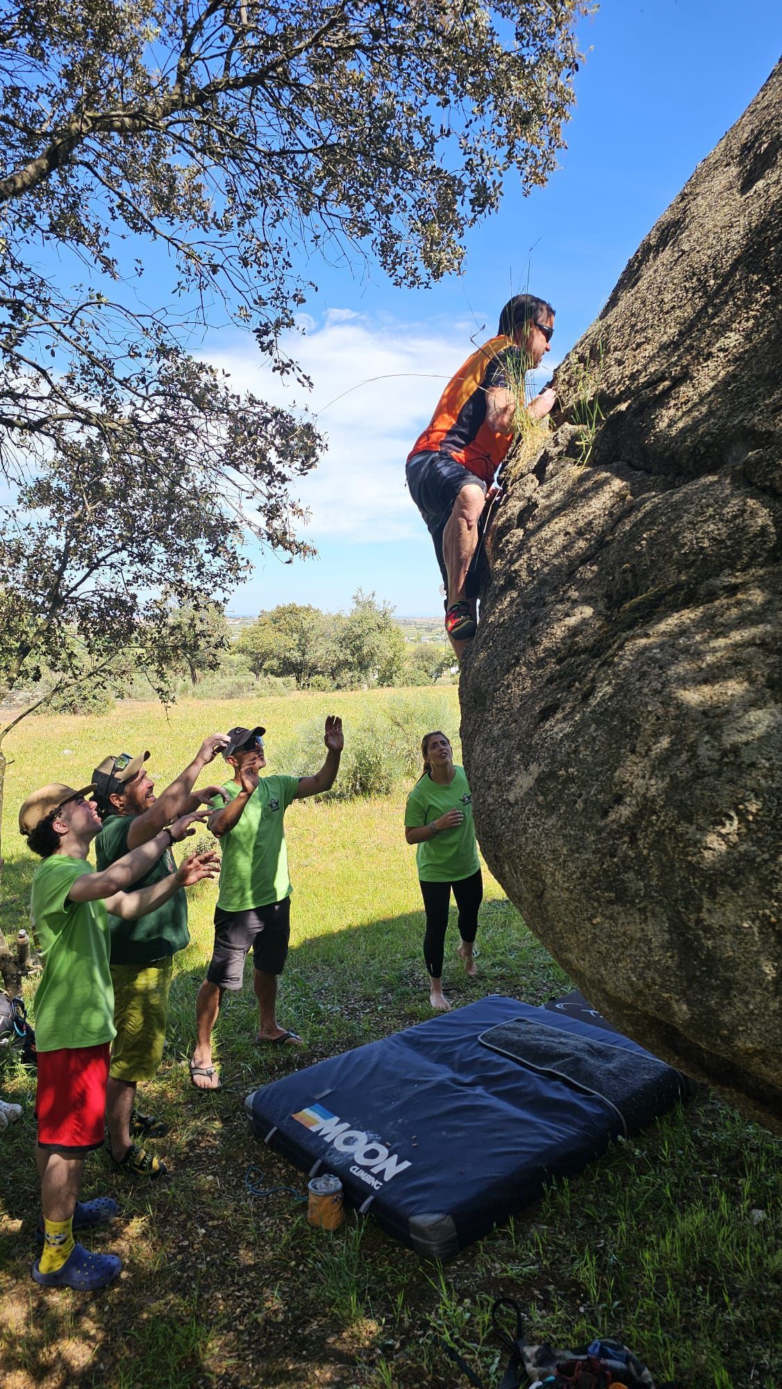 Imagen secundaria 2 - El club de escalada celebra su convivencia con gran participación y gran ambiente