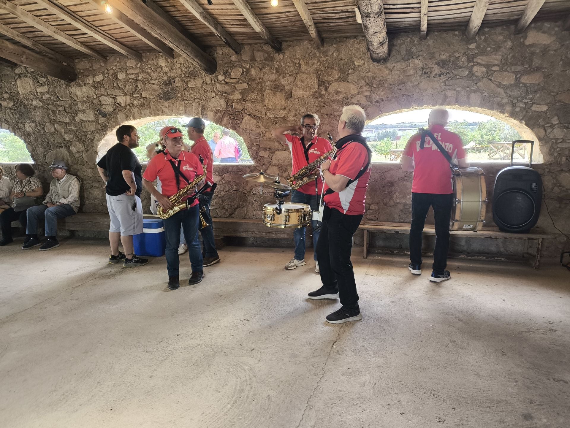La romería del Cristo de la Vida, en Huertas de Ánimas, con decenas de grupos de amigos y familiares