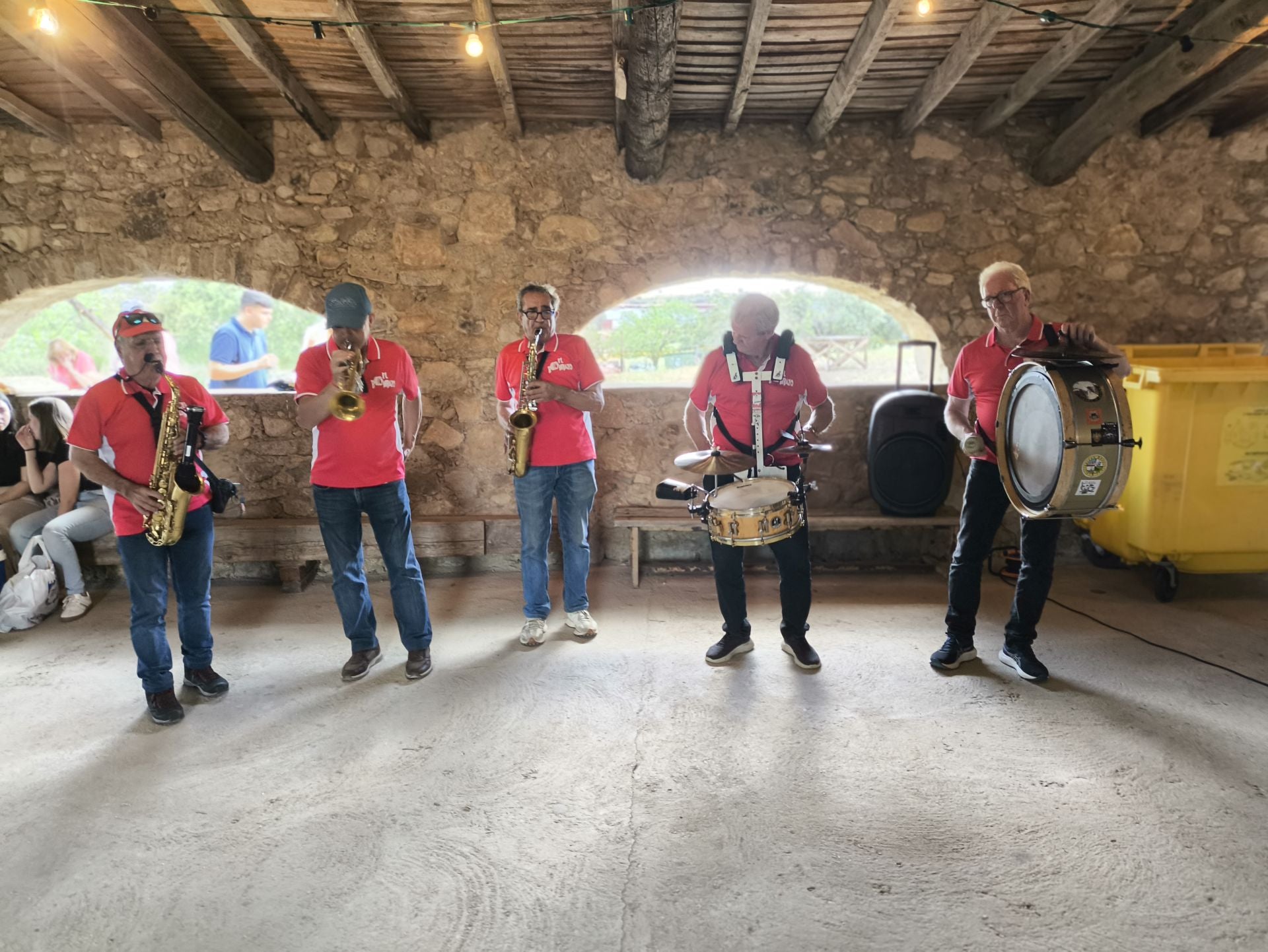 La romería del Cristo de la Vida, en Huertas de Ánimas, con decenas de grupos de amigos y familiares