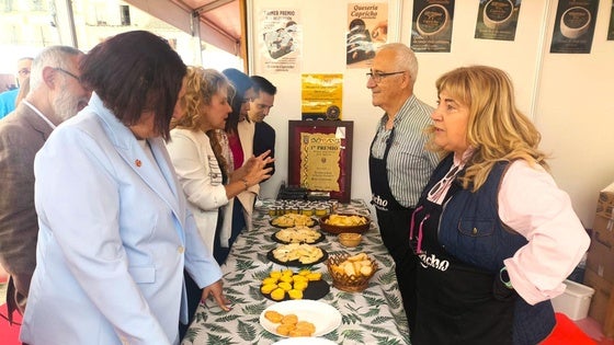 Autoridades en la visita a los queseros.