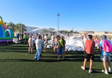 Menores disfrutando del cañón de espuma.