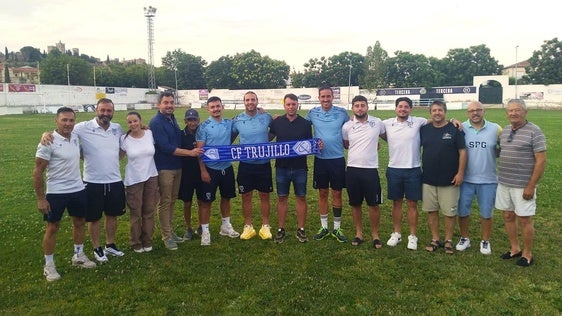 El nuevo entrenador, en la presentación, con directiva, cuerpo técnico y capitanes.