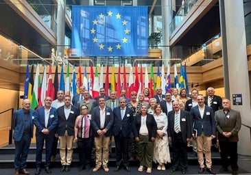 Representantes en la visita al Parlamento Europeo, con integrantes de la ciudad trujillana