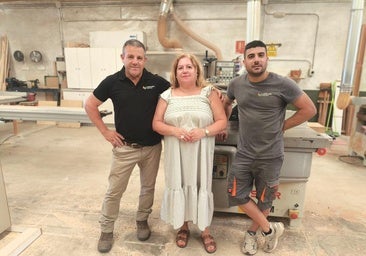 José Cancho, junto a su mujer María José y a su hijo, Ignacio, en la carpintería.