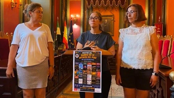 La concejala, junto a las representantes de la barriada del Perú.