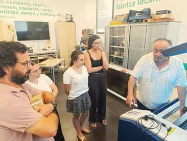 Participantes en el taller de corte y grabado láser