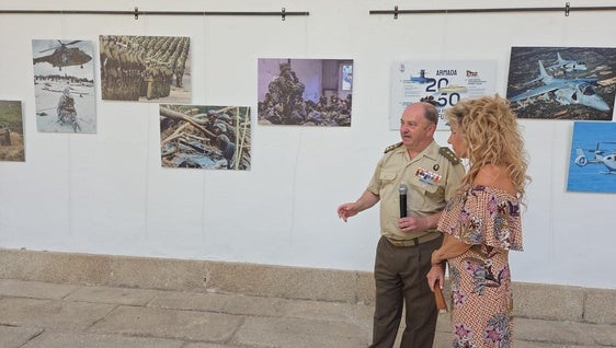 El coronel subdelegado de Defensa de Cáceres, Vicente Lunar Bravo, junto con la alcaldesa, Inés Rubio.