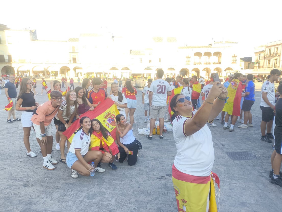 Cientos de personas celebran la victoria de España en la Plaza Mayor