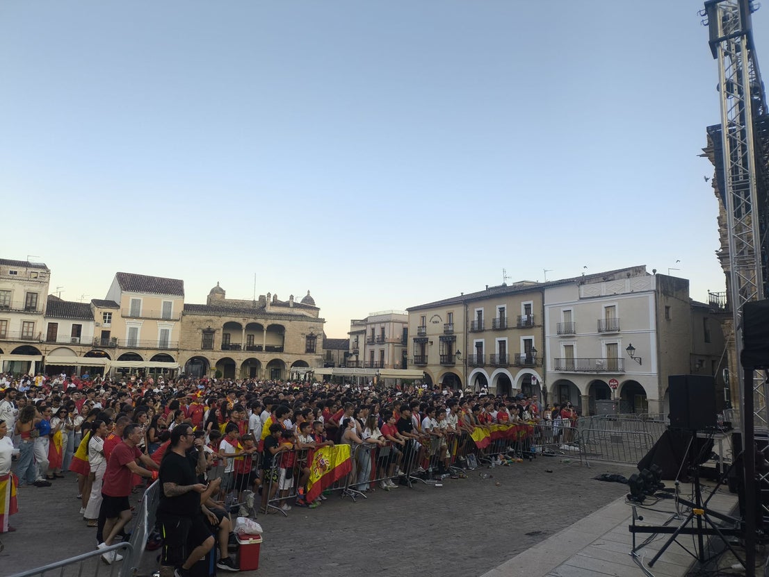 Cientos de personas celebran la victoria de España en la Plaza Mayor