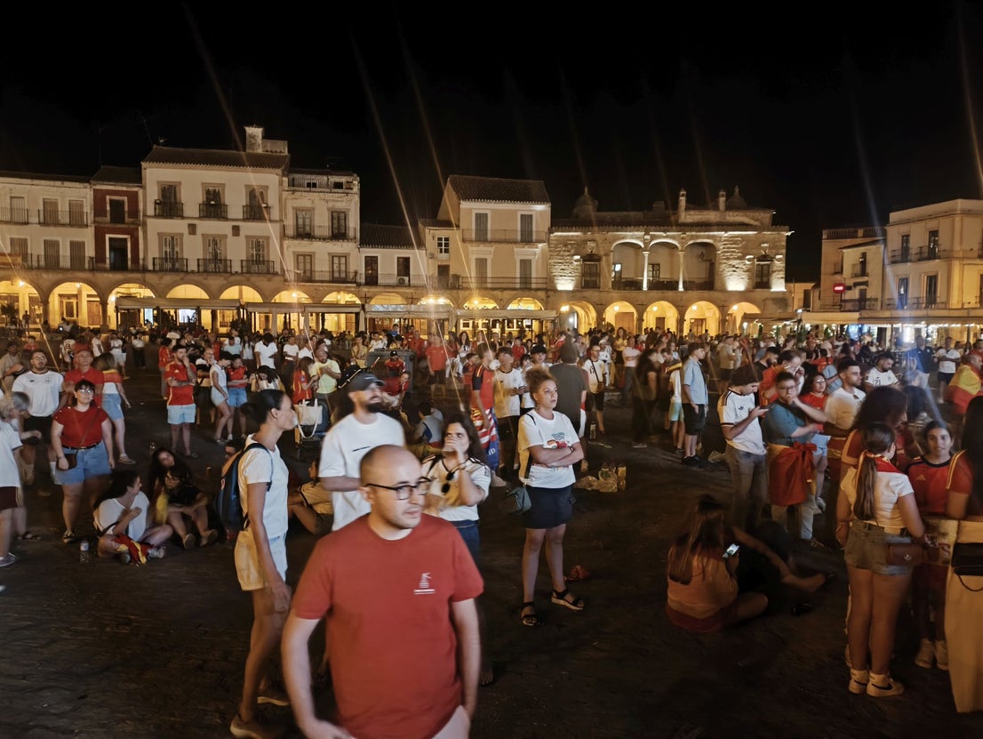 Cientos de personas celebran la victoria de España en la Plaza Mayor