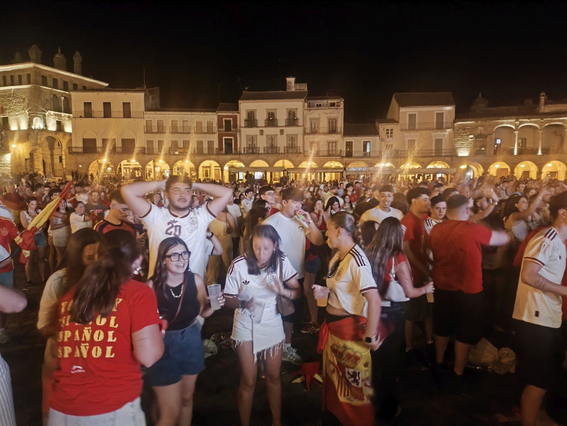 Cientos de personas celebran la victoria de España en la Plaza Mayor