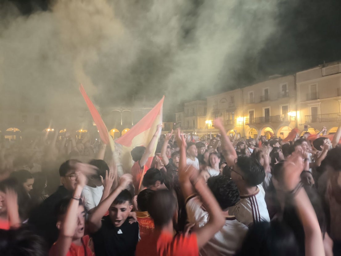 Cientos de personas celebran la victoria de España en la Plaza Mayor