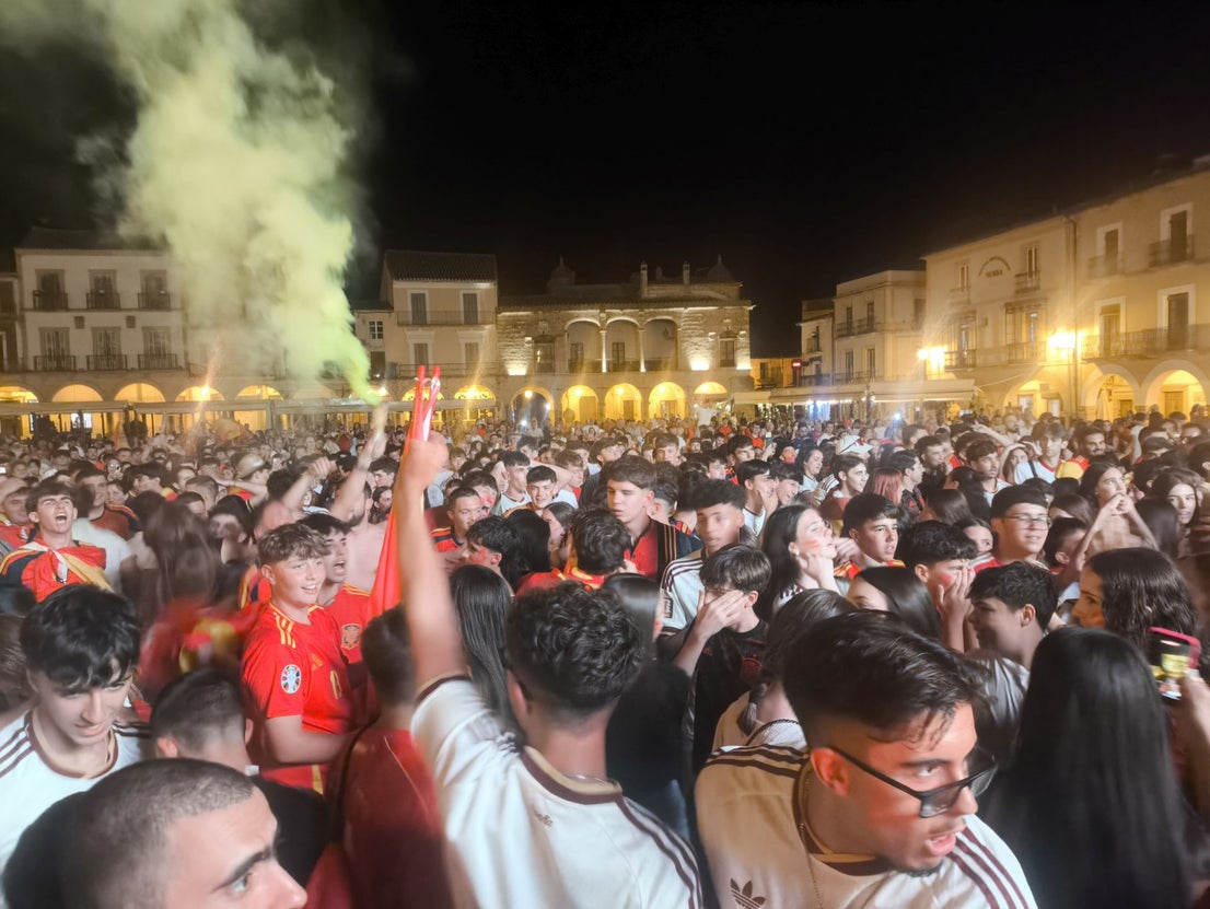 Cientos de personas celebran la victoria de España en la Plaza Mayor