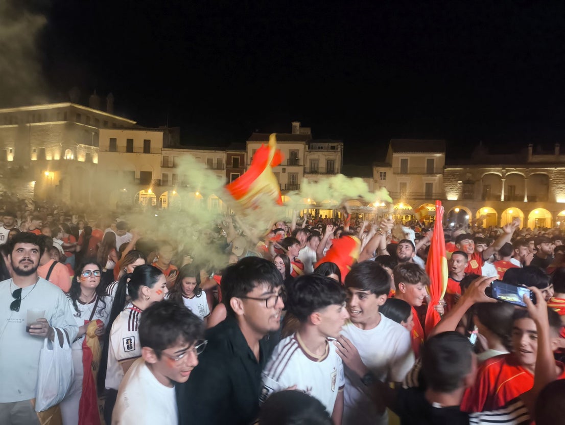 Cientos de personas celebran la victoria de España en la Plaza Mayor