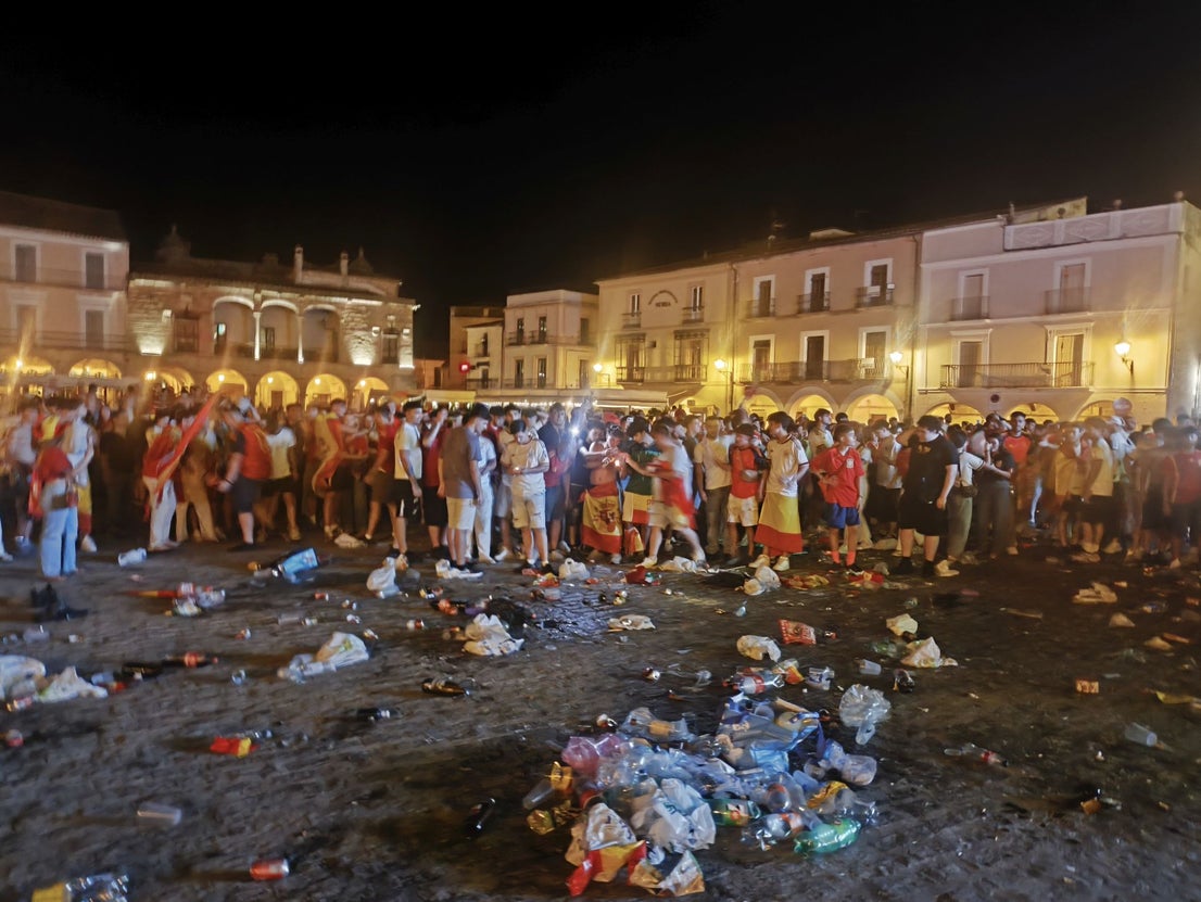 Cientos de personas celebran la victoria de España en la Plaza Mayor