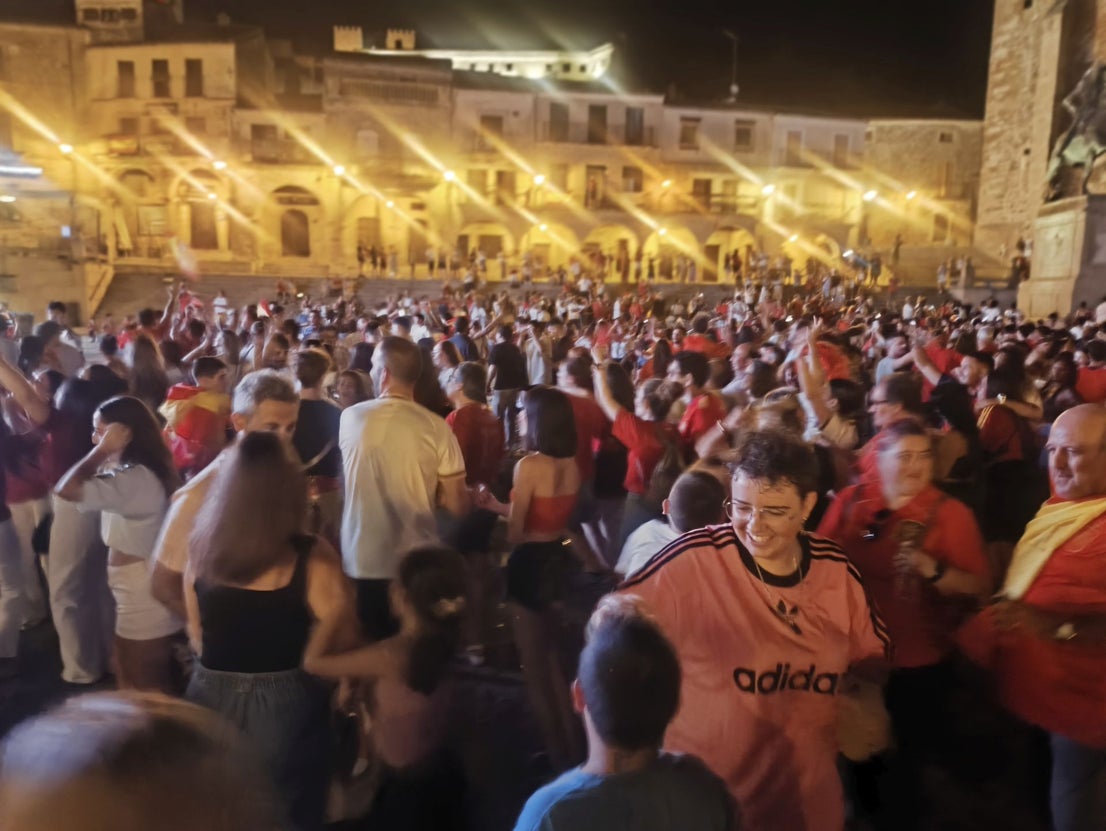 Cientos de personas celebran la victoria de España en la Plaza Mayor