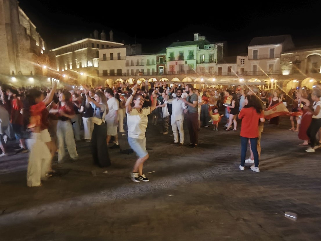 Cientos de personas celebran la victoria de España en la Plaza Mayor