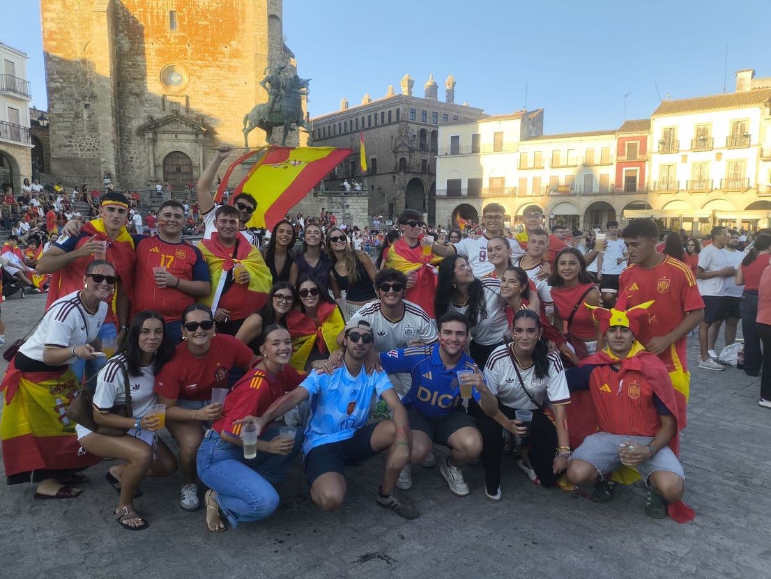 Cientos de personas celebran la victoria de España en la Plaza Mayor