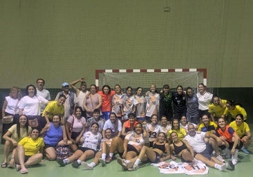 Integrantes del equipo ganador, el finalista y aficionados, tras la final.