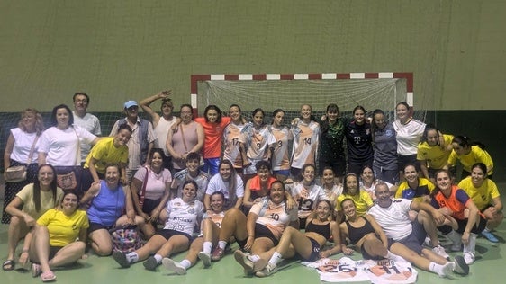 Integrantes del equipo ganador, el finalista y aficionados, tras la final.