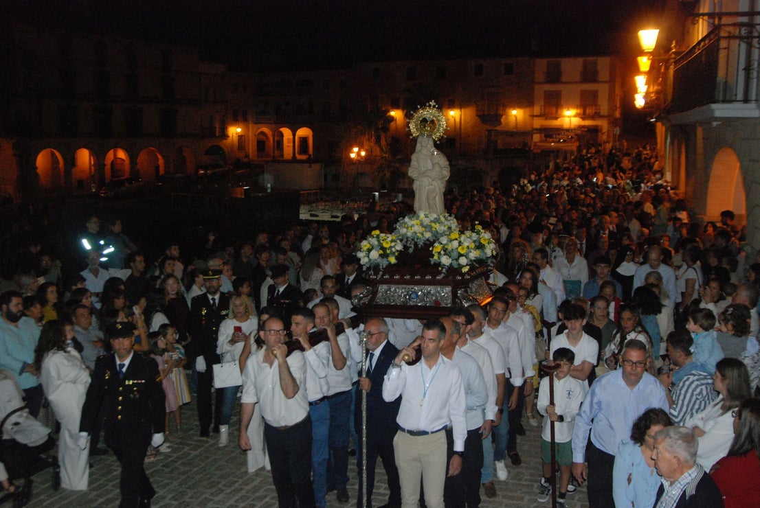 La Patrona llega a la iglesia de San Martín