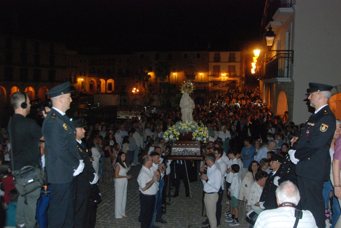 La Patrona llega a la iglesia de San Martín
