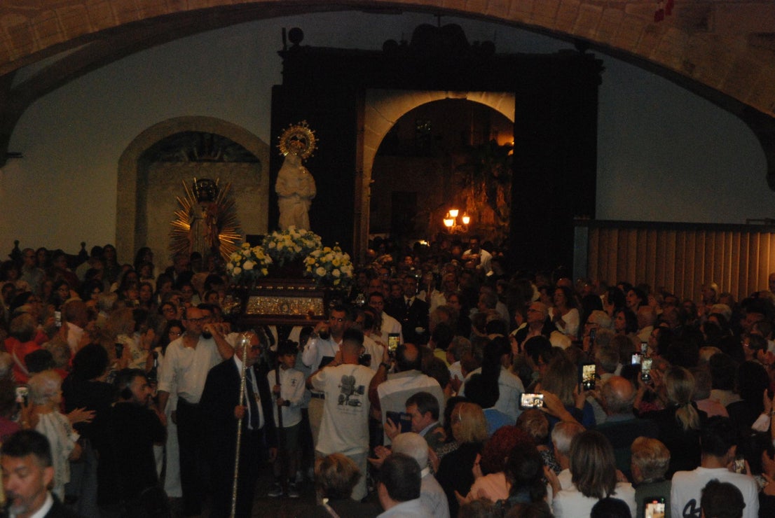 La Patrona llega a la iglesia de San Martín
